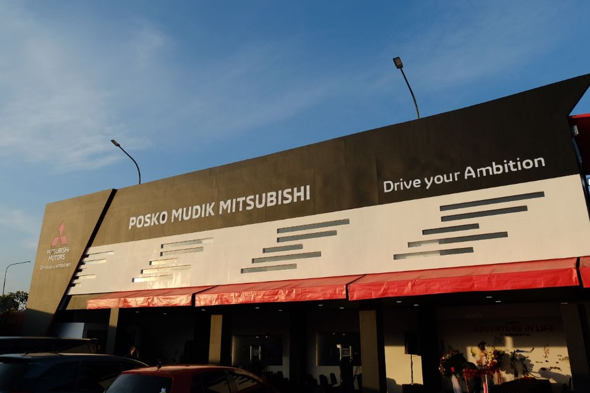 Salah satu bengkel resmi Mitsubishi yang buka saat Lebaran