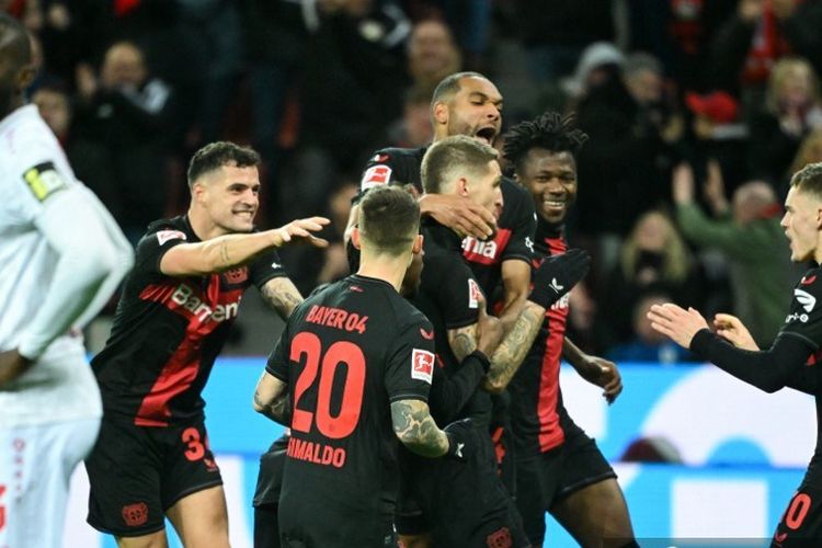 Gelandang Bayer Leverkusen Robert Andrich (tengah) merayakan gol bersama rekan satu timnya pada pertandingan divisi satu Bundesliga Jerman antara Bayer Leverkusen vs Mainz 05 di Leverkusen, Jerman, pada 23 Februari 2024.