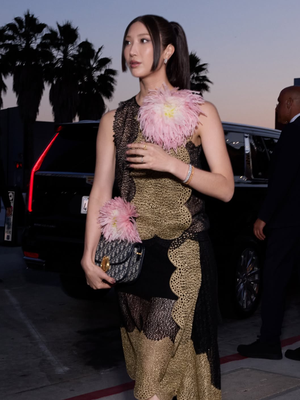 Tampilan EJAE pada pertunjukkan Dior Cruise 2027, Rabu (13/05) di David Geffen Galleries, Los Angeles County Museum of Art (LACMA), Los Angeles, Amerika Serikat