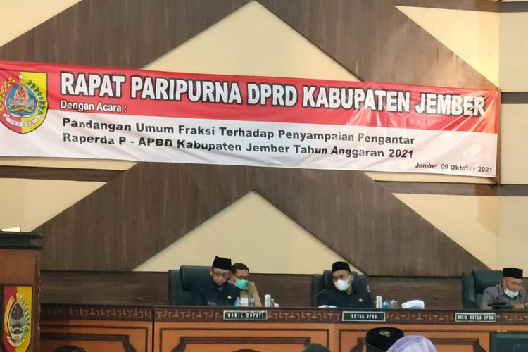 Rapat paripurna  pandangan umum fraksi terhadap penyampaian nota pengantar Raperda P-APBD Jember 2021 pada Sabtu (9/10/2021)