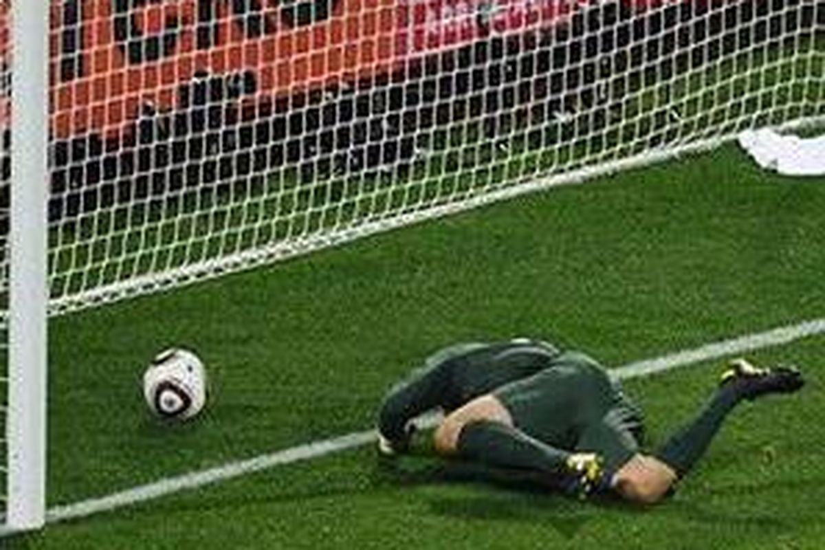 Kiper Inggris Robert Green gagal membendung tendangan pemain Amerika Serikat Clint Dempsey yang lepas dari tangkapannya.