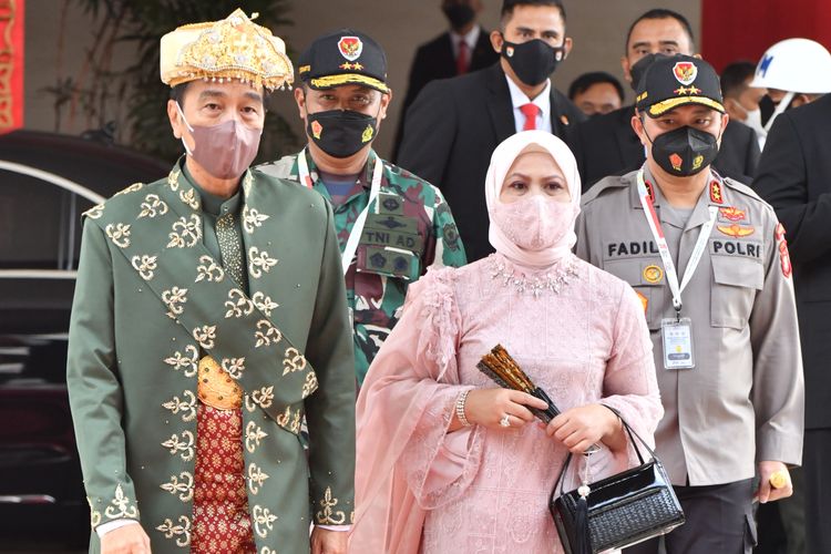 Presiden Joko Widodo dan Ibu Negara Iriana saat menghadiri Sidang Tahunan MPR Tahun 2022 di Kompleks Parlemen, Selasa (16/8/2022).