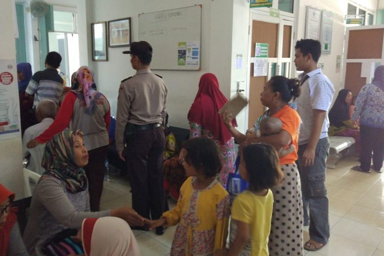 Puluhan warga Desa Kaliwenang, Kecamatan Tanggungharjo, Kabupaten Grobogan, Jawa Tengah dirawat di Puskesmas Tanggungharjo usai keracunan makanan, Senin (17/12/2018).