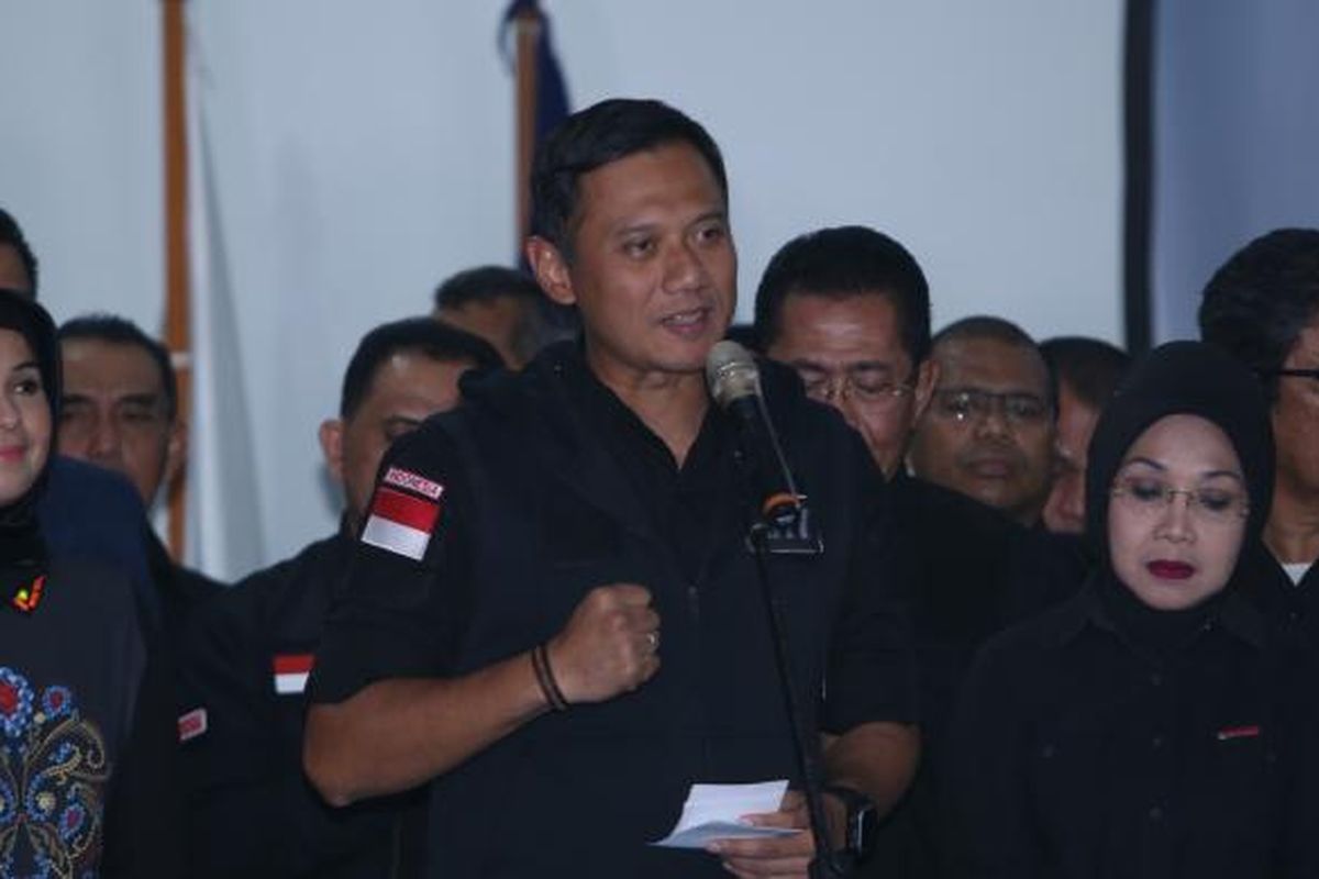 Cagub DKI nomor urut 1, Agus Harimurti Yudhoyono, memberikan keterangan pers di Kantor DPP Partai Demokrat, Wisma Proklamasi, Jakarta, Rabu(15/02/2017). Agus menyatakan menerima hasil Pilkada DKI Jakarta berdasarkan hasil hitung cepat dan mengucapkan terima kasih kepada seluruh tim pemenangan Agus-Sylvi yang sudah membantunya.