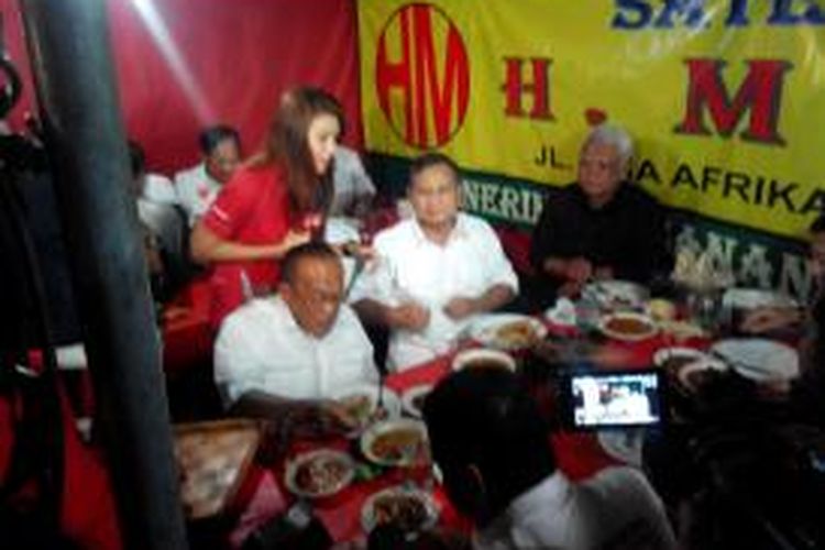 Calon Presiden RI, Prabowo Subianto bersama Ketua Umum Partai Golkar, Aburizal Bakrie menyantap sate kambing di Warung Sate H.M Harris, Simpang Lima, Kota Bandung, Rabu (4/6/2014).