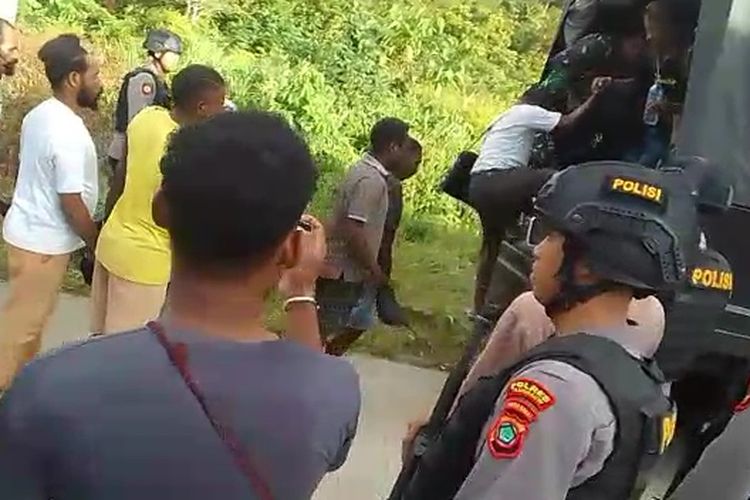 Polisi saat mengamankan 19 Aktivis KNPB di Kabupaten Tambrauw