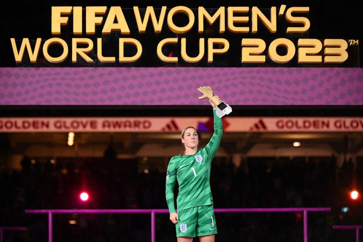 Kiper Inggris Mary Earps berpose setelah menerima penghargaan 'Sarung Tangan Emas' di akhir pertandingan sepak bola final Piala Dunia Wanita Australia dan Selandia Baru 2023 antara Spanyol dan Inggris di Stadium Australia di Sydney pada 20 Agustus 2023.  