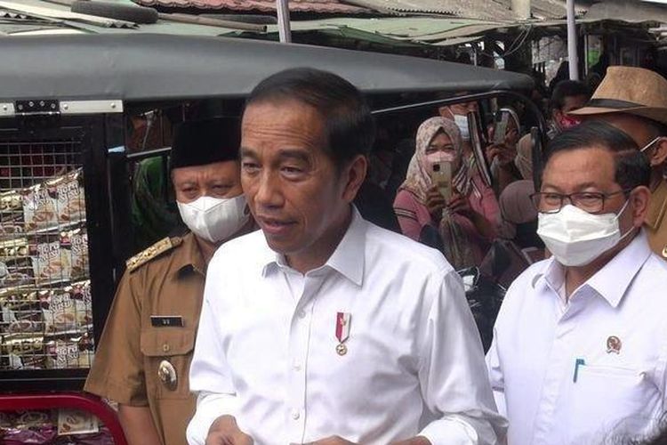 Presiden Joko Widodo memantau harga kebutuhan pokok di Pasar Sukamandi, Kecamatan Ciasem, Subang, Jawa Barat, Selasa (12/7/2022).