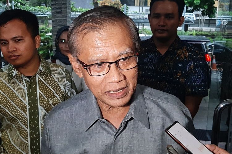 Ketua Umum Pimpinan Pusat Muhammadiyah Haedar Nashir saat menemui wartawan di Fisipol UGM, Selasa (23/04/2024).