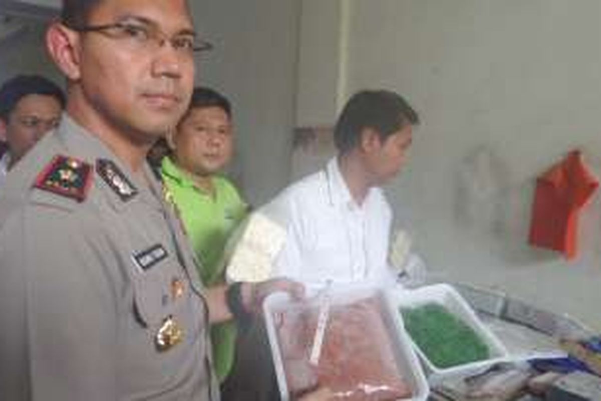 Aparat kepolisian dari Polsek Penjaringan, Jakarta Utara, menggerebek sebuah gudang di daerah Penjaringan, yang menyimpan dan mendistribusikan makanan olahan hasil laut yang sudah kedaluwarsa ke sebuah jaringan restoran Jepang se- Jabotabek. 