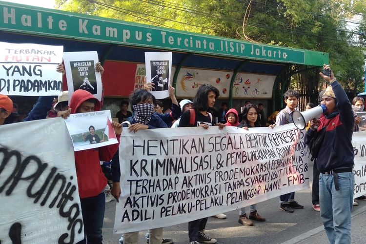 Forum Mahasiswa Bersatu (FMB) demo depan Kampus IISIP Jakarta, Senin (21/10/2019)