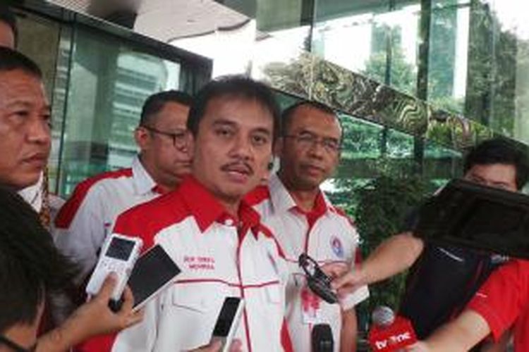 Menteri Pemuda dan Olahraga Roy Suryo mendatangi Gedung KPK, Kuningan, Jakarta, Senin (23/6/2014) untuk berkonsultasi terkait dengan pemindahan Stadion Lebak Bulus.