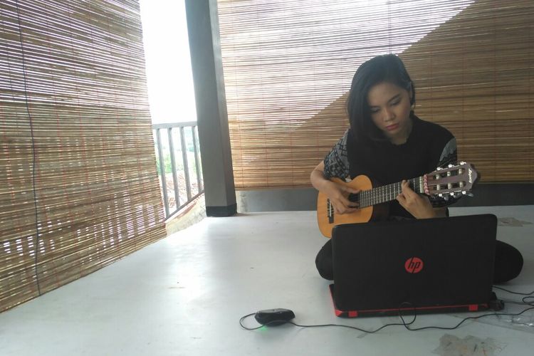 Nada Khalisa Bonang (20) sedang berproses menciptakan lagu. Dalam sebulan Nada menciptakan 22 lagu.