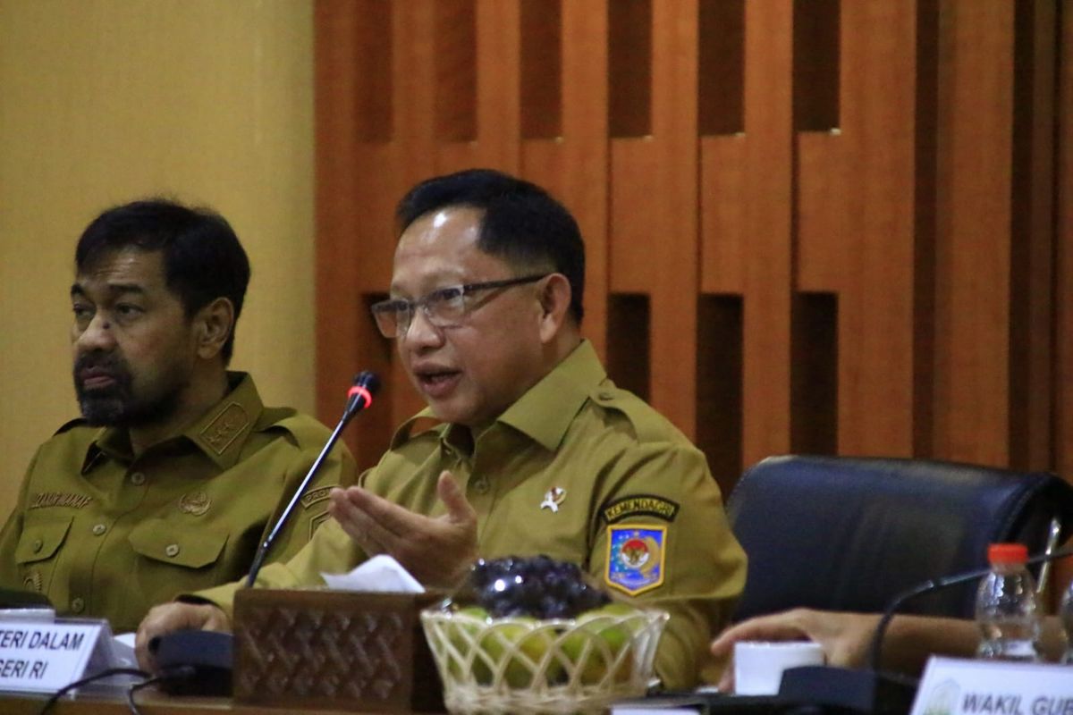 Mendagri Muhammad Tito Karnavian dalam Rapat Koordinasi dan Evaluasi Capaian Pembangunan serta Percepatan Pemulihan Pascabencana Hidrometeorologi di Kantor Gubernur Aceh, Selasa (9/6/2026).

