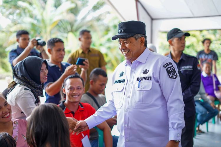 Bupati Siak Alfedri saat memantau pelaksanaan Pemilu Serentak 2024 di sejumlah TPS di Kecamatan Tualang, Minas dan Kandis, Rabu (14/2 2024).
