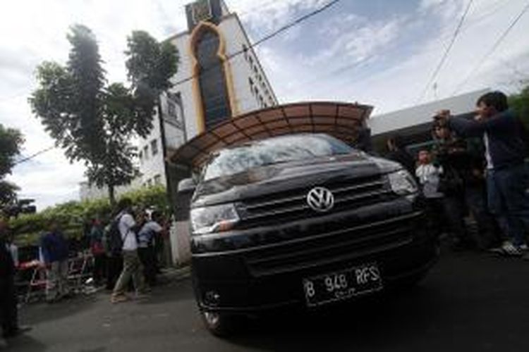 Mobil mantan Presiden PKS Luthfi Hasan Ishaaq disita oleh KPK dari kantor DPP PKS, Jalan TB Simatupang, Jakarta Selatan, Rabu (15/5/2013). Sebanyak enam mobil disita terkait dugaan tindak pidana pencucian uang dalam kasus korupsi impor daging sapi.