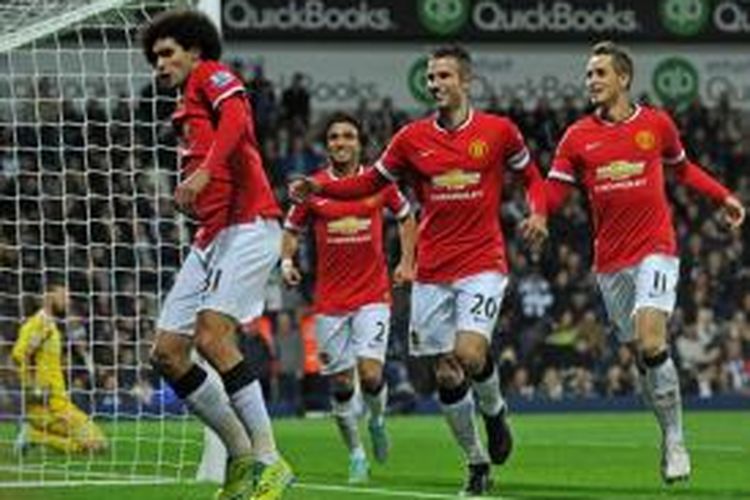 Gelandang Manchester United, Marouane Fellaini (kiri), merayakan gol ke gawang West Bromwich Albion pada laga Premier League, di Stadion The Hawthorns, Wrst Bromwich, Senin (20/10/2014).