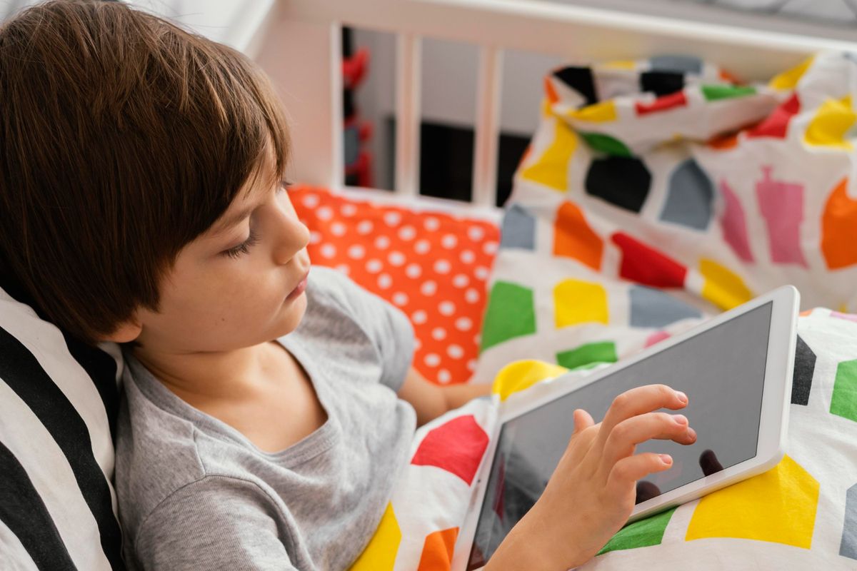 Ilustrasi anak main gadget.