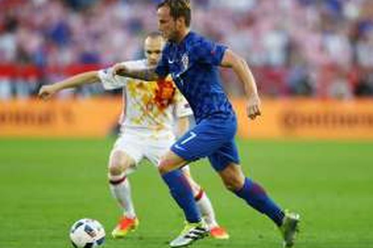 Aksi gelandang Kroasia, Ivan Rakitic, dalam pertandingan Grup D Piala Eropa 2016 melawan Spanyol di Stade Matmut Atlantique, Bordeaux, Selasa (21/6/2016). 