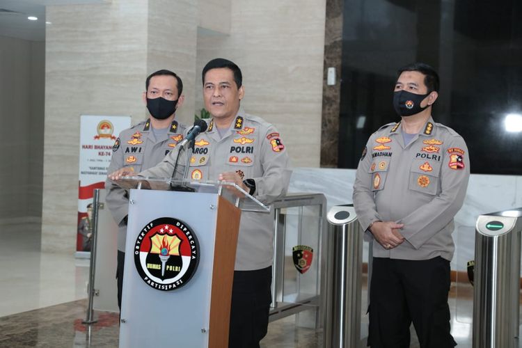 Kepala Divisi Humas Mabes Polri Irjen Argo Yuwono (tengah) di Gedung Bareskrim, Jakarta Selatan, Rabu (15/7/2020).