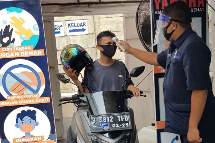 Ilustrasi service motor di bengkel resmi di era new normal