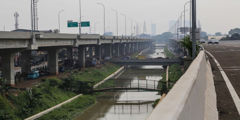 Suasana ruas jalan tol Bekasi-Cawang-Kampung Melayu (Becakayu),  yang diresmikan Presiden Joko Widodo di kawasan Jakasampurna, Bekasi, Jawa Barat, Jumat (3/11/2017). Presiden Joko Widodo meresmikan ruas jalan tol yakni Seksi 1B dan 1C sepanjang 8,26 kilometer yang terbentang dari Cipinang Melayu-Pangkalan Jati-Jakasampurna.