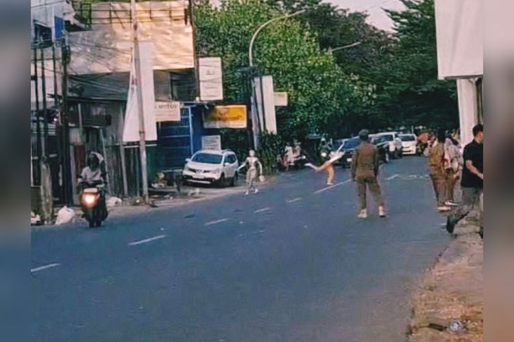 Petugas Satpol PP Makassar yang dilempar batu oleh sejumlah manusia silver saat hendak ditertibkan di sekitar Jalan Veteran Utara-Jalan Sungai Saddang Baru, Kecamatan Rappocini, Kota Makassar, Sulawesi Selatan (Sulsel), Kamis (8/5/2025).