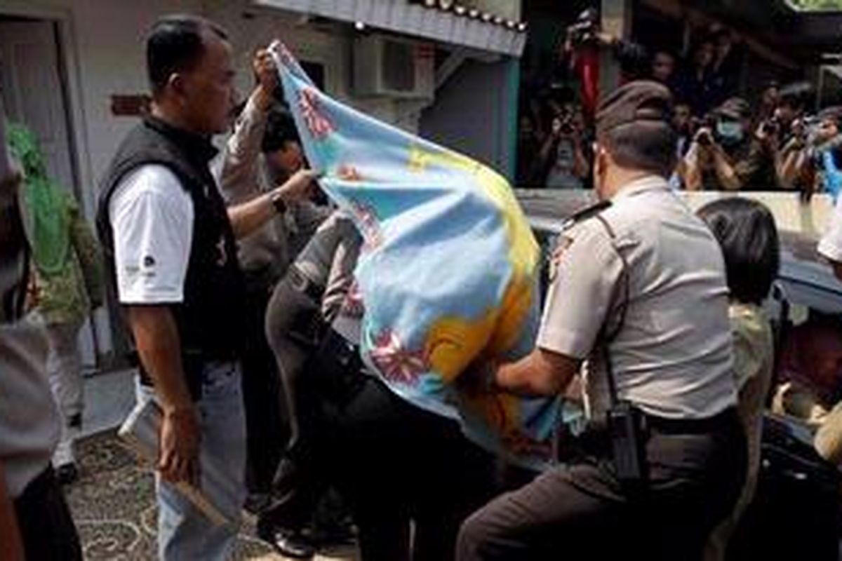 Tim medis membawa Ema, bibi terduga teroris untuk dirawat di rumah sakit usai penggrebekan di Perumahan Taman Anyelir 2, Kalimulya, Depok, Rabu (5/9/2012). Dari penggrebekan ini polisi menangkap seorang terduga teroris bernama Firman yang terkait aksi teror di Solo. 