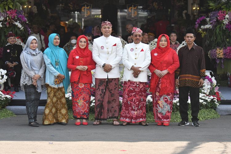 Pemkot Surabaya juga merealisasikan program Dandan Omah atau Rutilahu (Rumah Tidak Layak Huni) untuk memberikan tempat tinggal layak bagi masyarakat di Kota Surabaya.