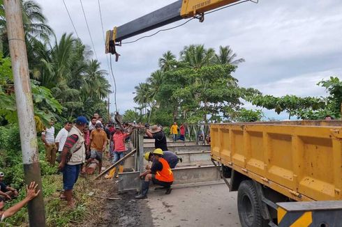 Jembatan Darurat yang Dibongkar Warga di Maluku Tengah Kembali Dibangun