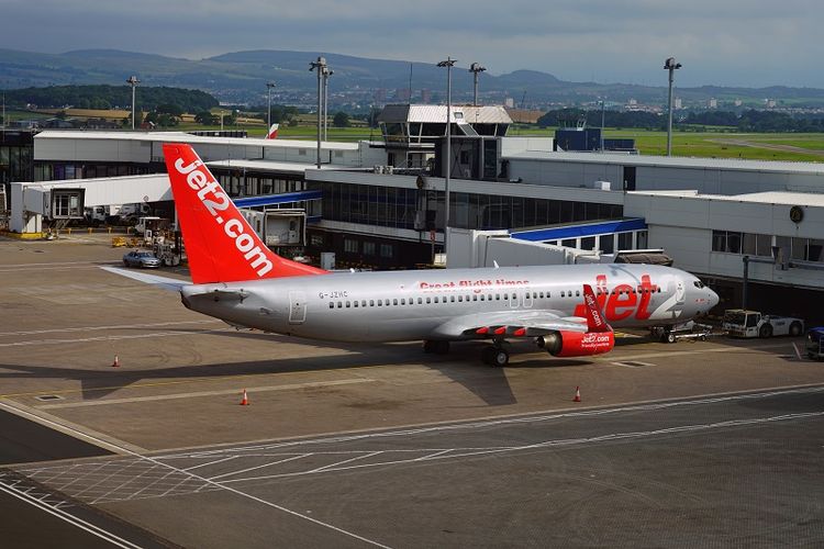 Sebuah pesawat milik maskapai penerbangan Jet2 di bandara Glasgow, Skotlandia.