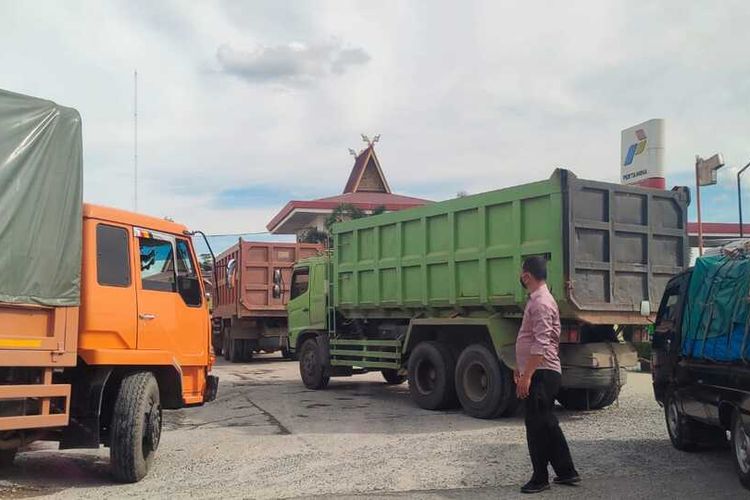 Ratusan kendaraan mengantre untuk mendapatkan BBM disalah satu SPBU di jalan lintas Riau-Sumatera Barat, Selasa (12/10/2021).