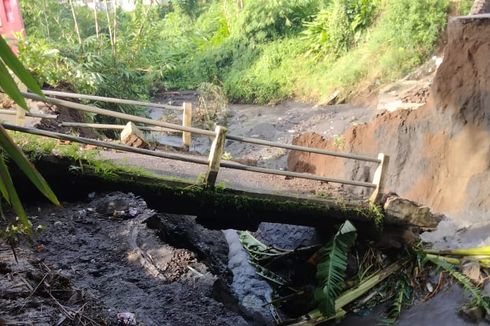 Hujan Deras, Dua Jembatan Penghubung Dusun dan RT di Jember Ambruk