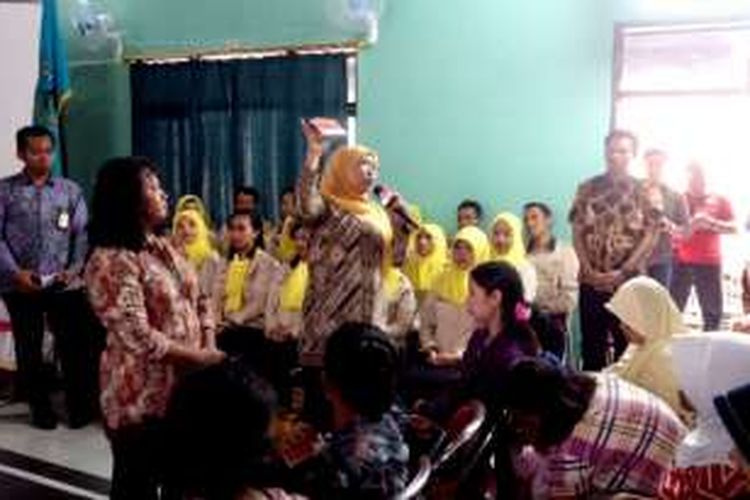 Menteri Sosial RI Khofifah Indar Parawansa dalam acara peluncuran layanan e-Warong KUBE-PKH Koperasi Masyarakat Indonesia Sejahtera (KMIS) Untuk Penyaluran Bantuan Sosial dan Subsidi di Aula Kecamatan Tingkir, Salatiga, Jawa Tengah, Selasa (17/1/2017) siang.