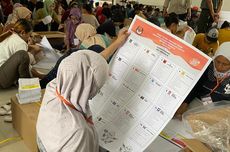 Sibuknya 210 Petugas Sortir-Lipat Surat Suara Pemilu 2024 di Jakbar 