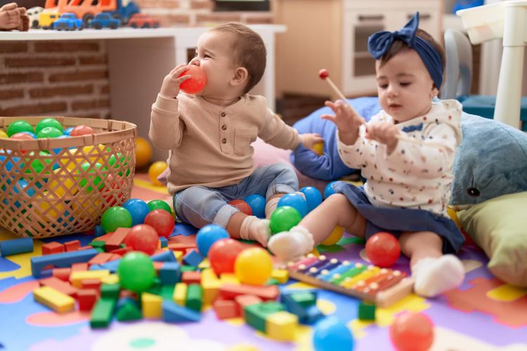 Memilih daycare tak bisa sembarangan. Simak tips dari psikolog agar anak tetap aman, nyaman, dan terhindar dari risiko pengasuhan yang salah.
