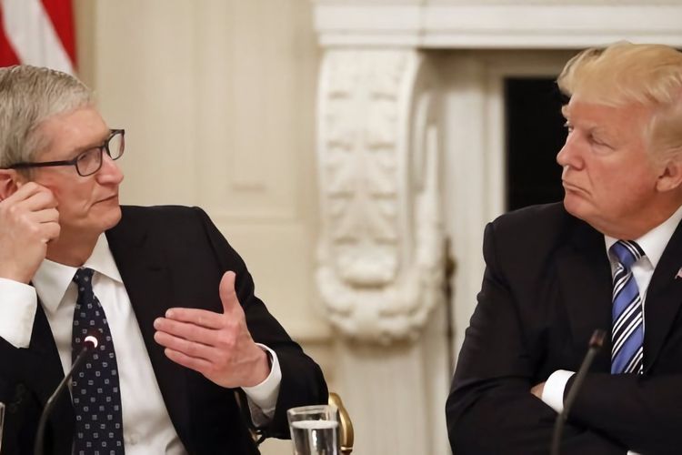 Tim Cook (kiri) and Donald Trump (kanan) AP / Business Insider