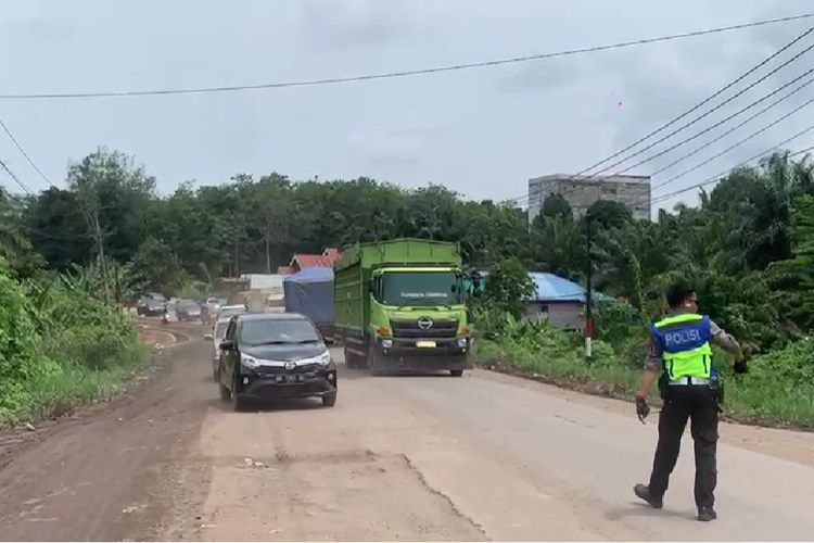 Kendaraan melintasi jalan lintas Muara Bulian-Muara Tembesi, Kabupaten Batanghari, Jambi, Selasa (7/11/2023).