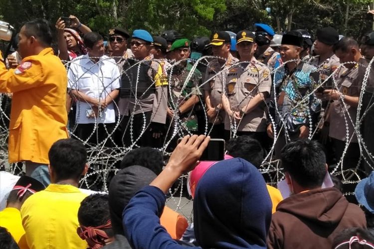 Kapolda Sultra Brigjen Merdisyam menerima mahasiswa UHO yang mendesak pengungkapan kasus penembakan yang menewaskan dua rekannya bertempat di perempatan Mapolda Sultra. (KIKI ANDI PATI/KOMPAS.com)