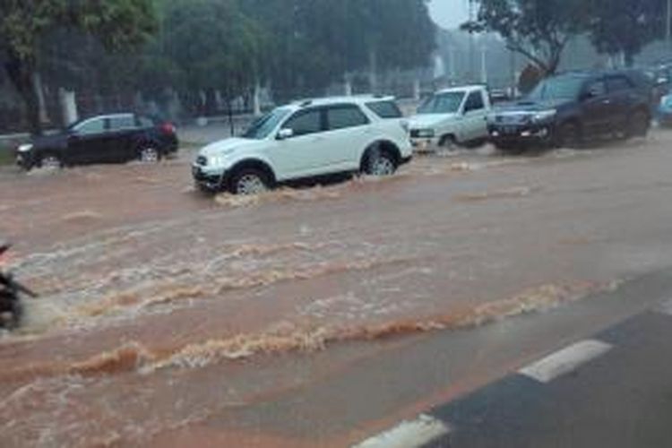 Banjir di Jalan Medan Merdeka Utara depan Istana Merdeka, Senin (9/2/2015).
