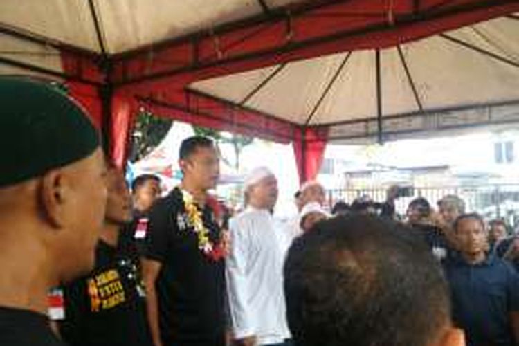 Calon gubernur DKI Agus Harimurti Yudhoyono berkampanye di Rusun Jatinegara Barat, Jatinegara, Jakarta Timur, Minggu (8/1/2017).