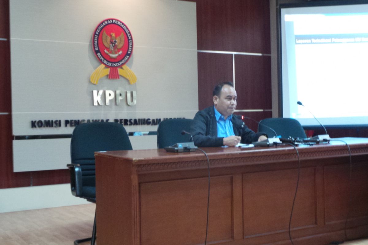 Direktur Penindakan Komisi Pengawas Persaingan Usaha (KPPU) Gopprera Pangabean, saat memberi keterangan pers, di kantor KPPU, Jakarta Pusat, Selasa (30/5/2017).