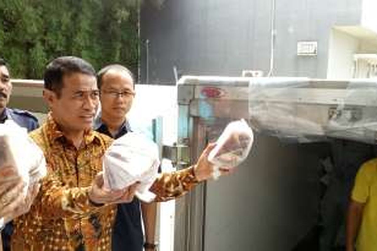 Menteri Pertanian Andi Amran Sulaiman saat sidak stok daging sapi impor milik PT Suri Nusantara Jaya di Bekasi , Kamis (16/6/2016).