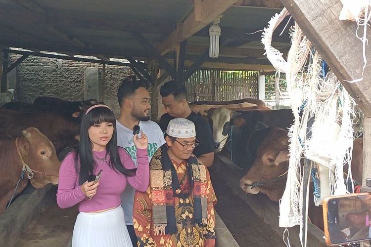 Dinar Candy dan ayahnya, Acep Ginayah saat membeli sapi di di kawasan Cipondoh, Tangerang, Kamis (26/6/2023).  