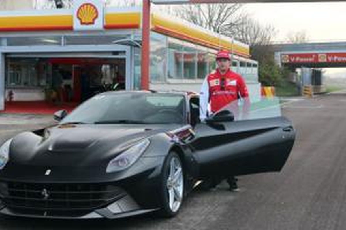 Kimi memberikan pengalaman khusus jadi penumpang membesut F12 Berlinetta.