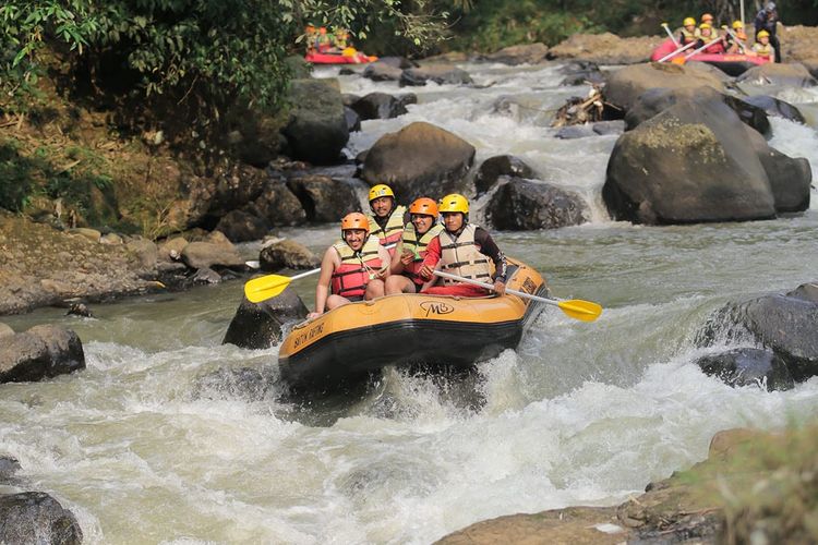 Salah satu aktivitas wisata alam di Desa Batulayang Bogor