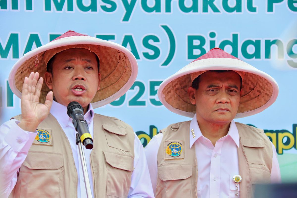 Pemasangan patok tanah oleh petugas BPN bersama warga