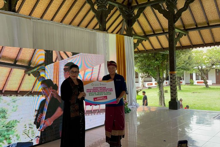 Ketua TP PKK Provinsi Bali Ny Putri Suastini Koster  bersama Ketua Dewan Pembina Yayasan Enesis Indonesia, Ryan Tirta Yudhistira, saat hadir dalam acara sosialisasi pencegahan DBD dan penerapan PHBS kepada par ibu PKK se- Kota Denpasar yang bertajuk 'Wujudkan  Indonesia, Bebas dari Dengue (DBD)'di Hotel Inna Heritage, Denpasar, Bali pada Sabtu (8/10/2022)./Dok. Kompas.com