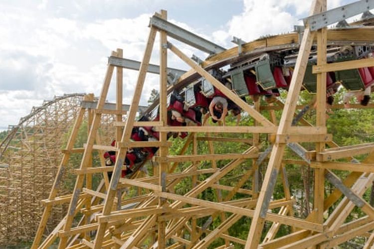 Wildfire merupakan coaster yang terbuat dari kayu