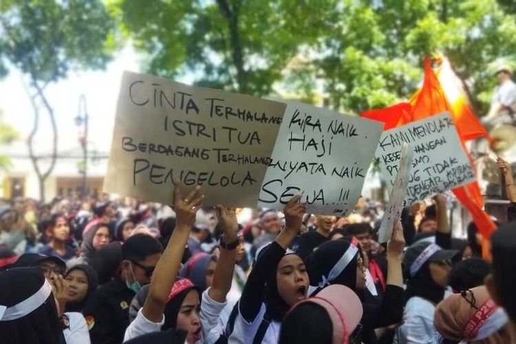 Ribuan pedagang Pasar Baru Bandung melakukan aksi unjuk rasa di depan Balai Kota Bandung, Jalan Wastukencana, Kota Bandung, Kamis (1/2/2023).